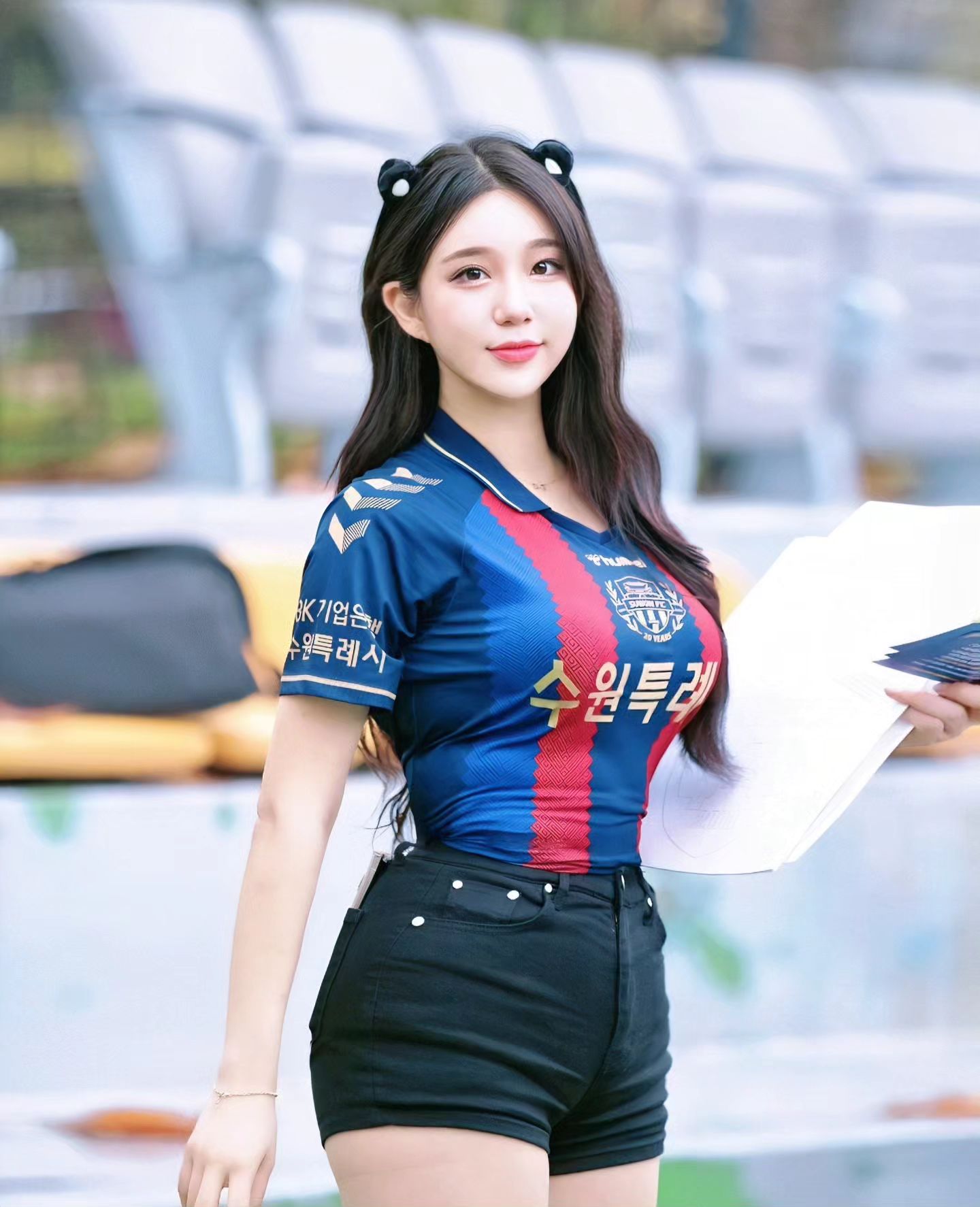 A collection of photos of Kim Hyun Young, a cheerleader model born in 2000, wearing Suwon FC uniforms