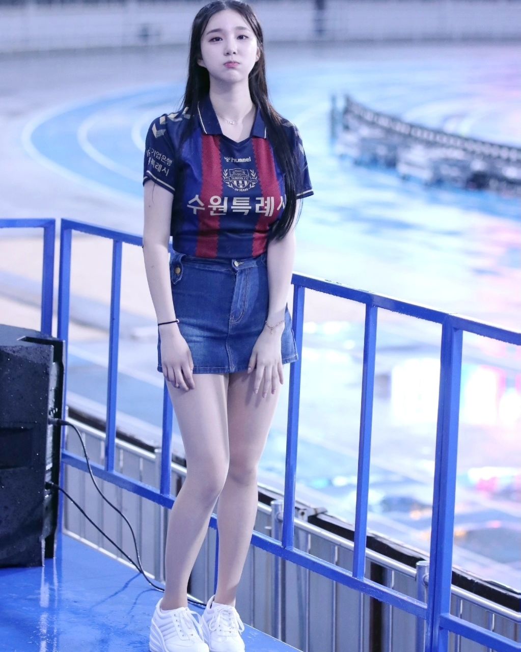 A collection of photos of Kim Hyun Young, a cheerleader model born in 2000, wearing Suwon FC uniforms