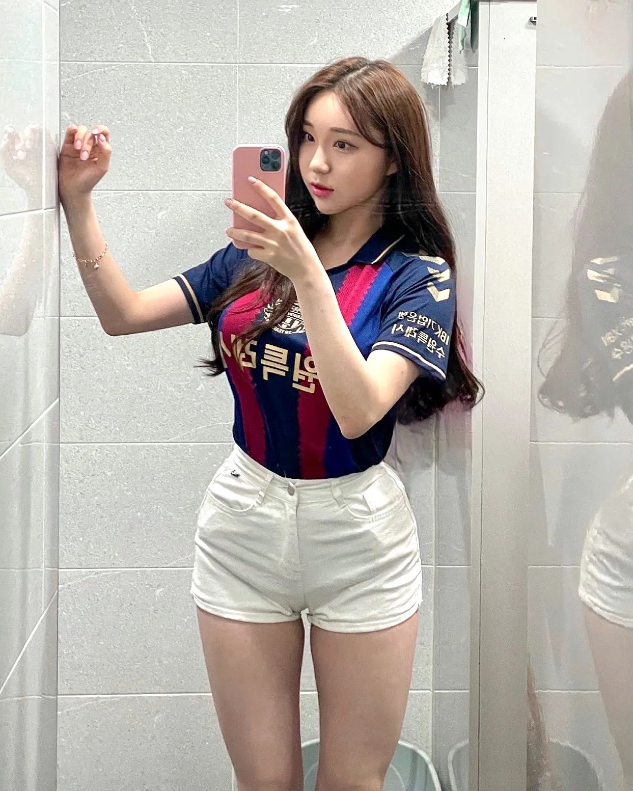 A collection of photos of Kim Hyun Young, a cheerleader model born in 2000, wearing Suwon FC uniforms