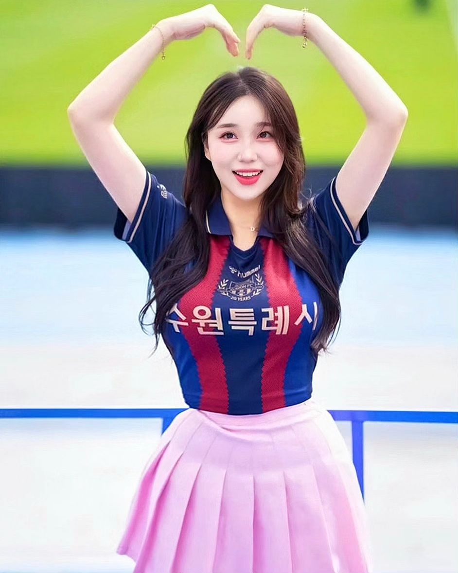 A collection of photos of Kim Hyun Young, a cheerleader model born in 2000, wearing Suwon FC uniforms