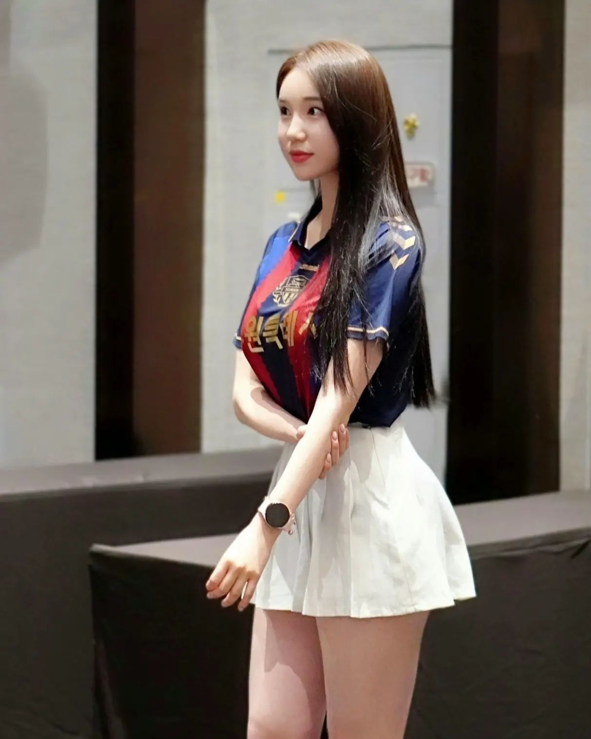 A collection of photos of Kim Hyun Young, a cheerleader model born in 2000, wearing Suwon FC uniforms