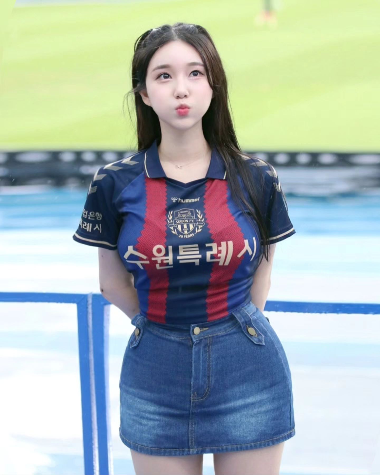 A collection of photos of Kim Hyun Young, a cheerleader model born in 2000, wearing Suwon FC uniforms