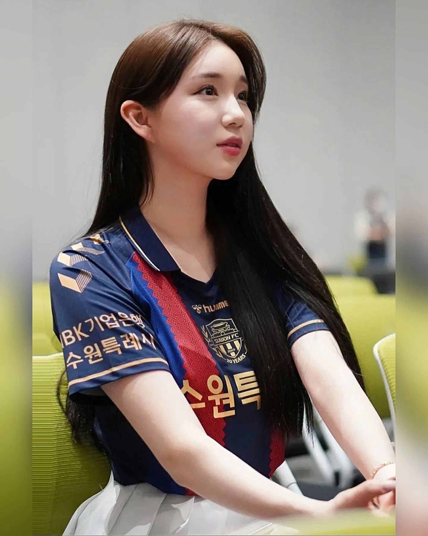 A collection of photos of Kim Hyun Young, a cheerleader model born in 2000, wearing Suwon FC uniforms