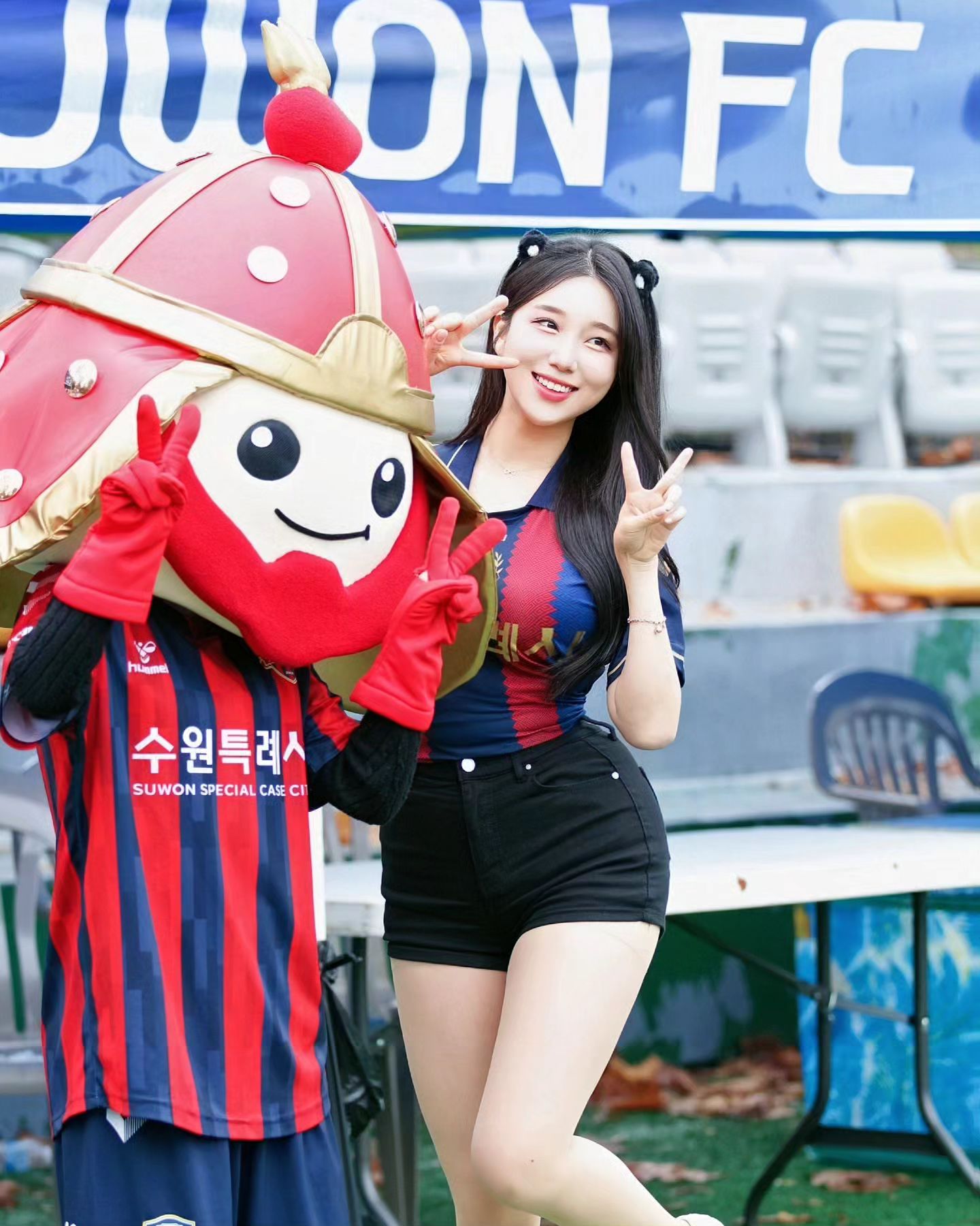 A collection of photos of Kim Hyun Young, a cheerleader model born in 2000, wearing Suwon FC uniforms