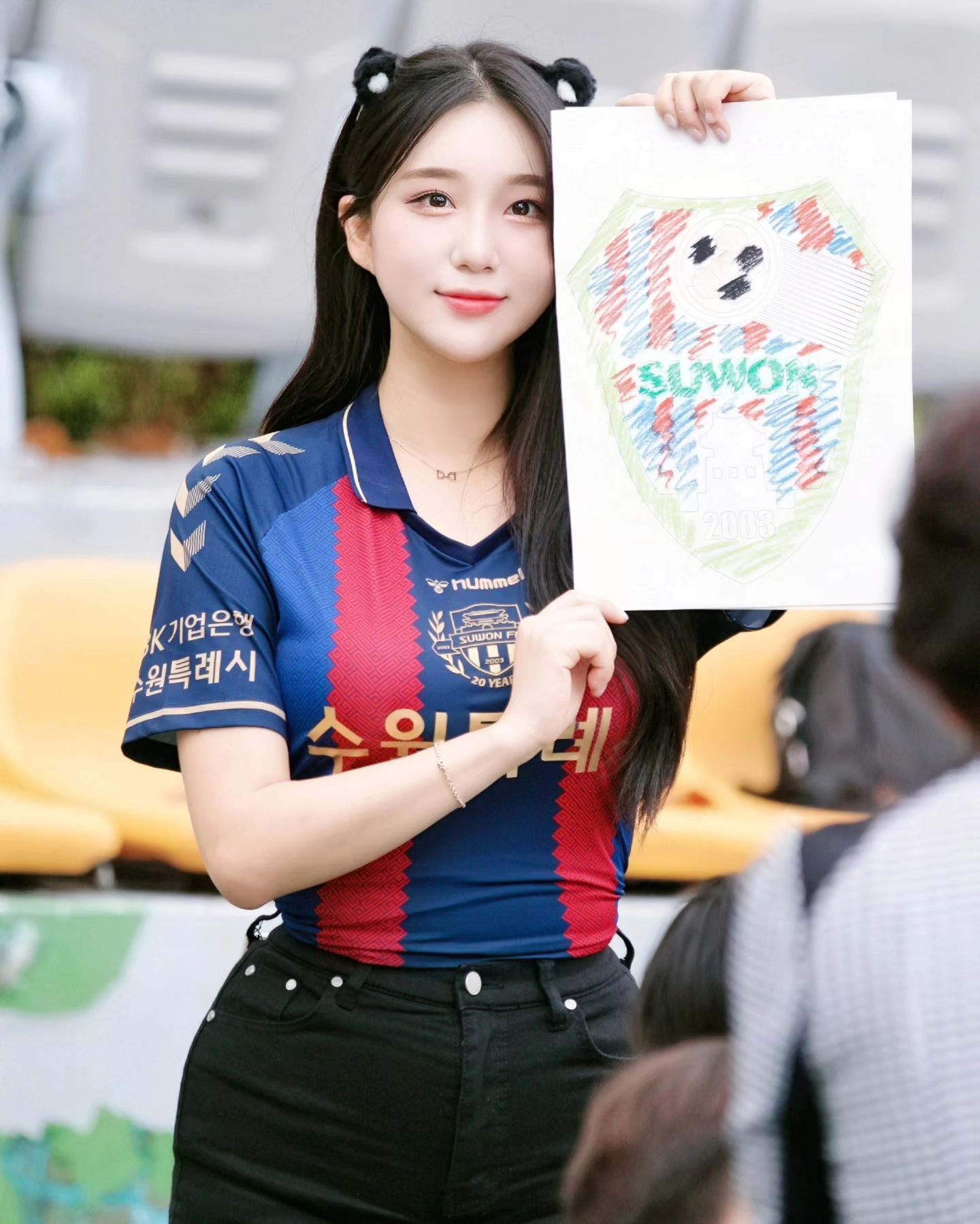 A collection of photos of Kim Hyun Young, a cheerleader model born in 2000, wearing Suwon FC uniforms