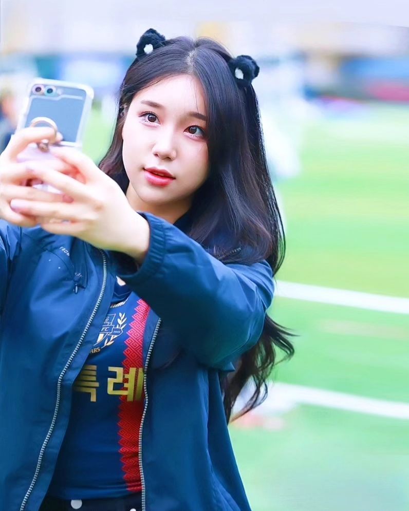 A collection of photos of Kim Hyun Young, a cheerleader model born in 2000, wearing Suwon FC uniforms