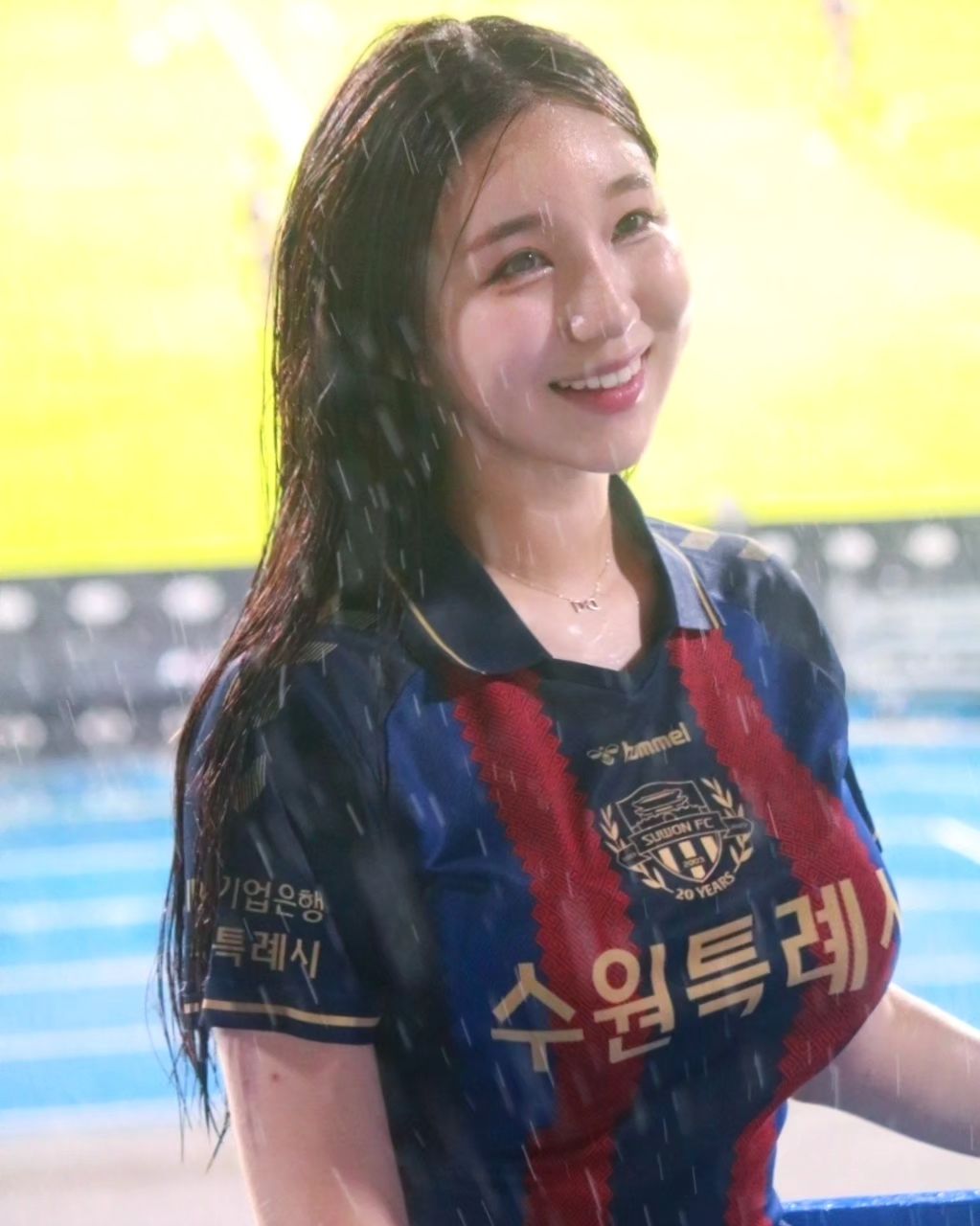 A collection of photos of Kim Hyun Young, a cheerleader model born in 2000, wearing Suwon FC uniforms