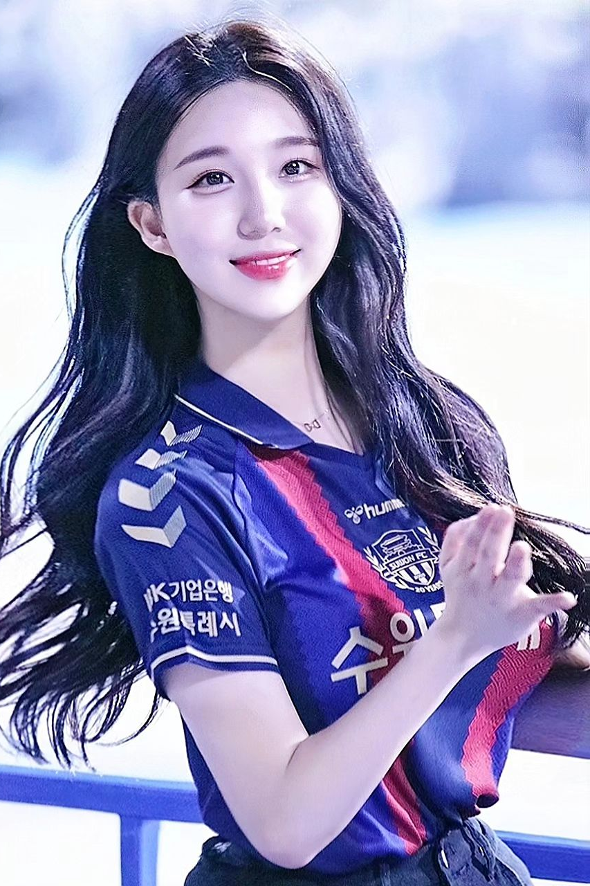 A collection of photos of Kim Hyun Young, a cheerleader model born in 2000, wearing Suwon FC uniforms