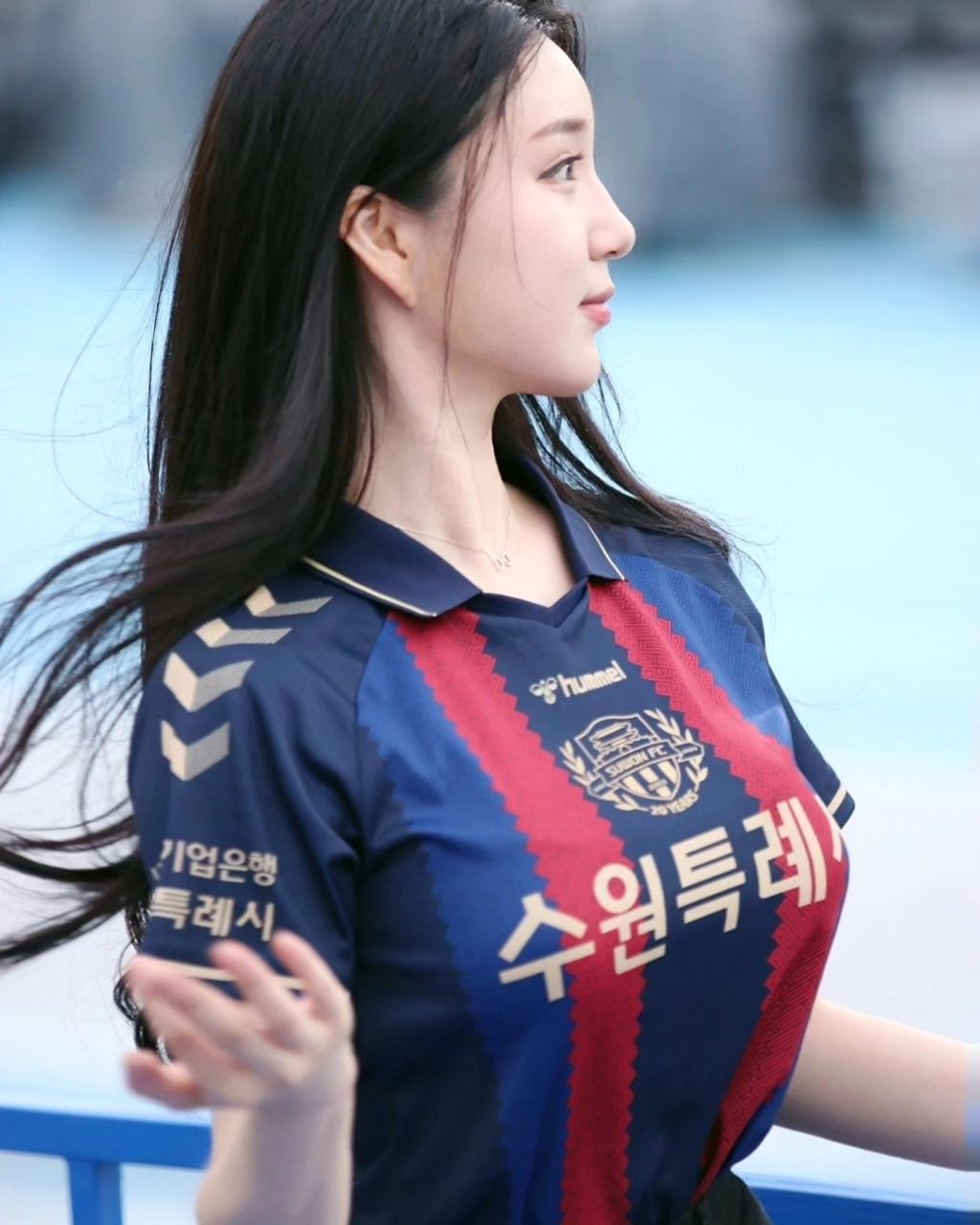 A collection of photos of Kim Hyun Young, a cheerleader model born in 2000, wearing Suwon FC uniforms